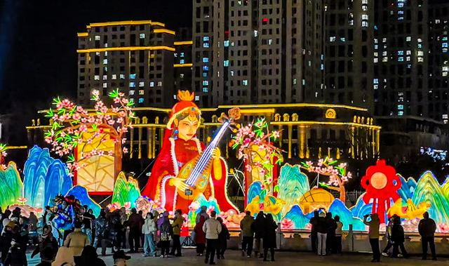 呼和浩特市，小黑河的传统花灯惊艳点亮夜空。记者 孟和朝鲁 摄