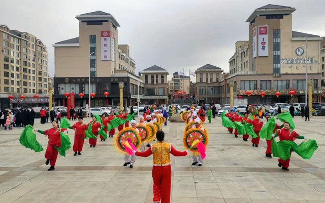 在鄂尔多斯市东胜区纺织街道，热闹的秧歌赢得阵阵掌声。图片来源：鄂尔多斯市东胜区纺织街道办事处