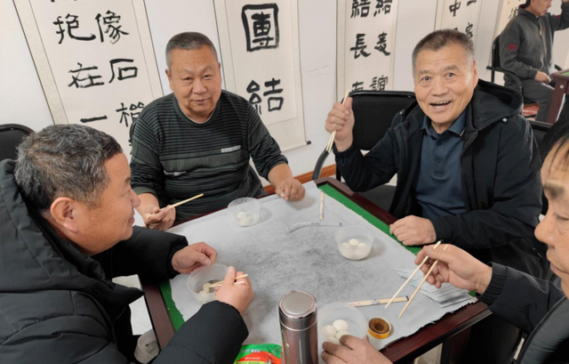 巴彦淖尔市临河区五星社区，居民们一起吃汤圆。图片来源：巴彦淖尔市临河区团结街道办事处