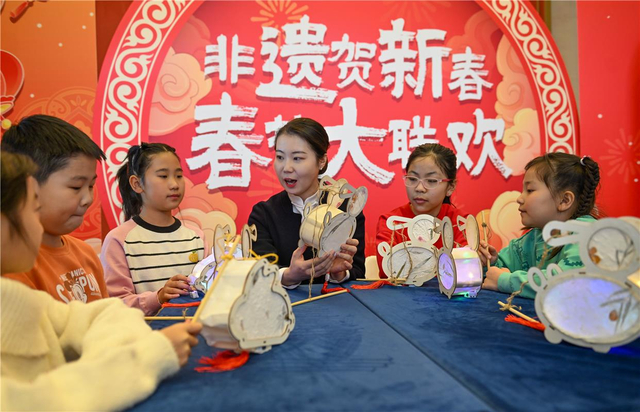 在内蒙古展览馆，小朋友们学习制作兔子花灯。记者 王磊 摄