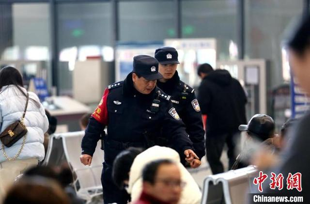 铁警刁云武与叶嘉豪正在灌南站候车室巡查。 梁西征摄