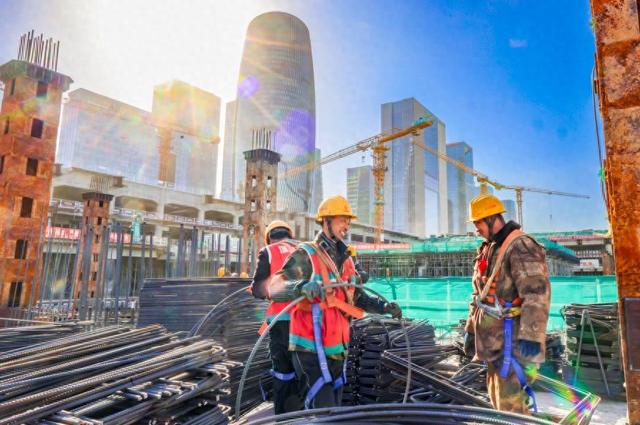 2月12日，丽泽城市航站楼综合交通枢纽一体化项目施工人员已陆续返岗投入工程建设。邓伟摄