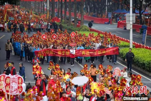 佛山“元宵公益慈善文化人人行”巡游现场。苏结华 摄