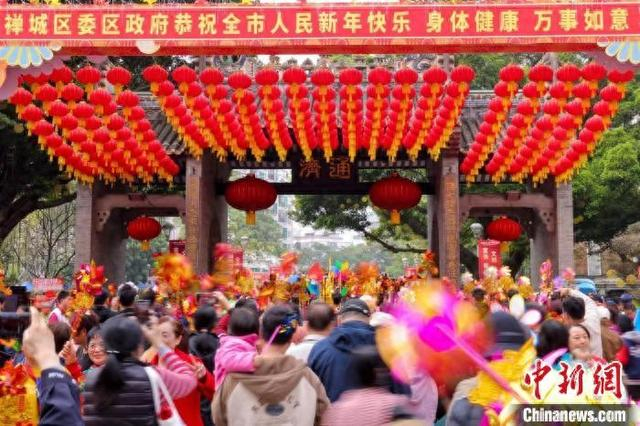 广东佛山“行通济”大型民俗活动现场。邹静姬 摄