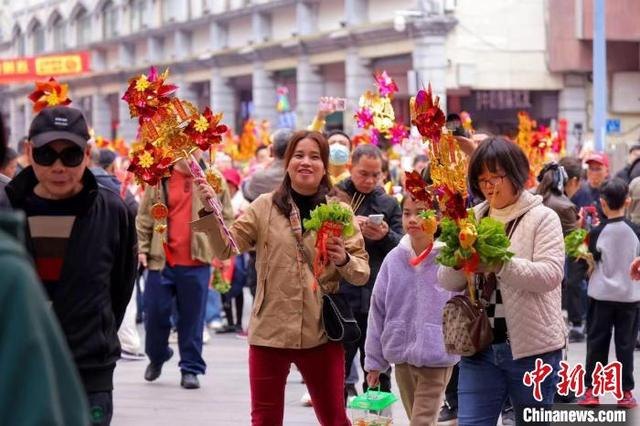 市民参与“行通济”民俗活动。陈泳谕 摄