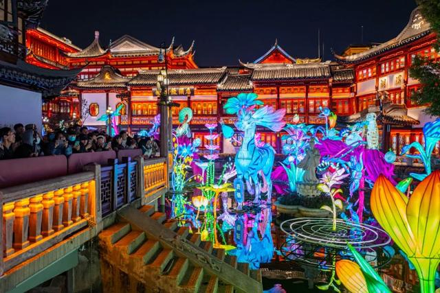 2月9日，上海豫园灯会现场游人如织。人民网记者 王初 摄