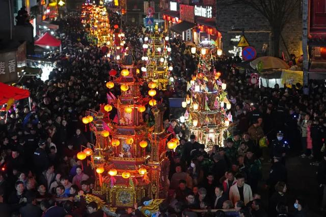 2月11日，浙江省宁波市宁海县前童古镇，当地民众抬着24杠抬阁走街串巷。人民网 章勇涛 摄