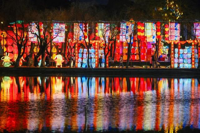 2月9日，云南省昆明市大观楼灯会彩灯万千。人民网记者 庄志斌 摄