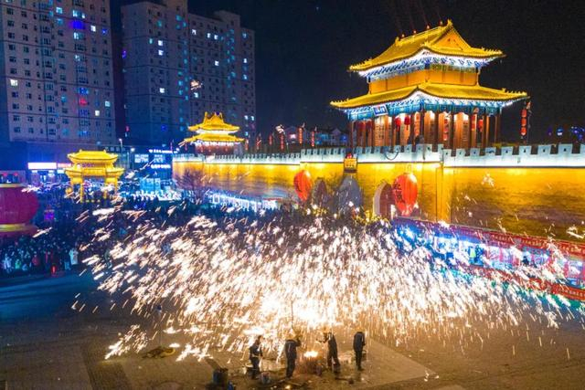 2月10日晚，山西省太原市清徐县关帝城景区上演打铁花。人民网记者 王帆 摄