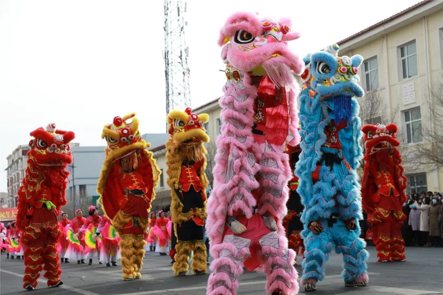 在乌兰察布市察哈尔右翼前旗，“雄狮贺岁”方阵里的舞狮表演刚劲有力。图片来源：察右前旗融媒体中心