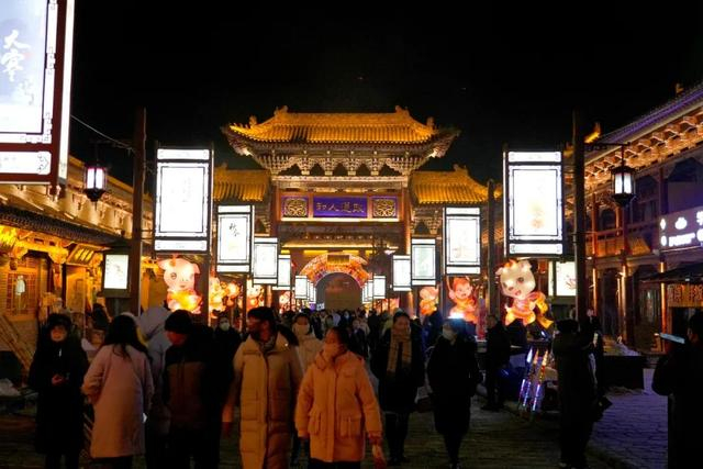 2月9日，青海省西宁市湟源县丹噶尔古城内举办元宵灯展。人民网 马可欣 摄