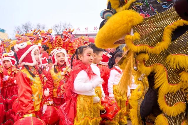 2月11日，山西省晋城市，表演舞狮的“小狮子”在与“大狮子”互动。人民网 张超宁 摄