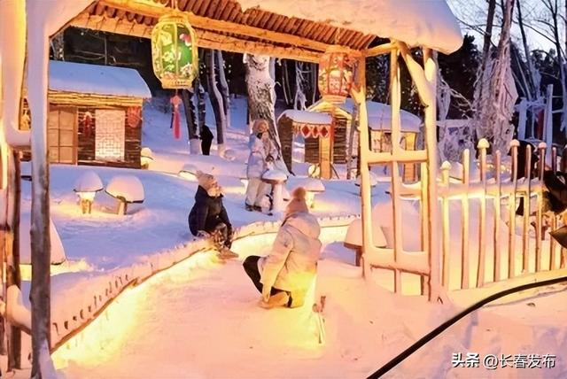 长春世界雕塑园的雪景吸引孩子们打卡拍照。