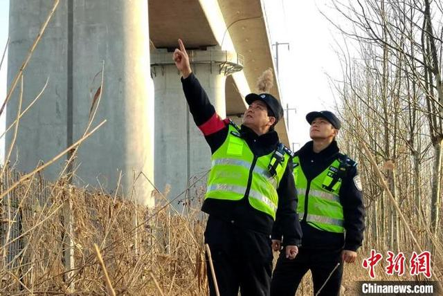 师徒俩在连镇客专涟水特大桥下进行安全巡查。 朱志庚 摄