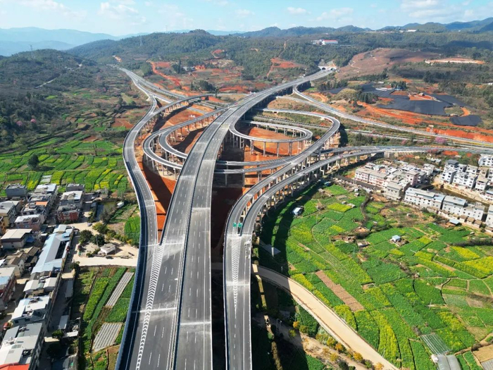 弥玉高速公路通海北至多依树段通车后，将缩短县域通行时间，促进经济社会发展。图为弥玉高速公路多依树互通。