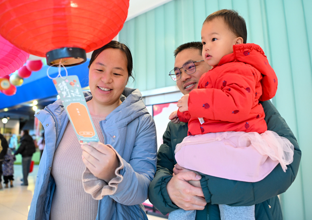 呼和浩特市民在老牛儿童探索博物馆内猜灯谜。记者 孟和朝鲁 摄