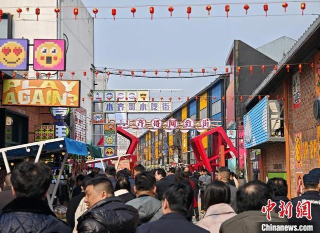 众多市民、游客打卡1969创意工场。孙权 摄
