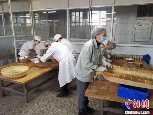 2月12日，山西老陈醋集团东湖醋园内，工作人员生产制作老陈醋元宵。许鑫摄