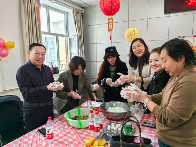在兴安盟乌兰浩特市五一街道一环翠社区，居民们一起包元宵，庆佳节。图片来源：兴安盟文化馆