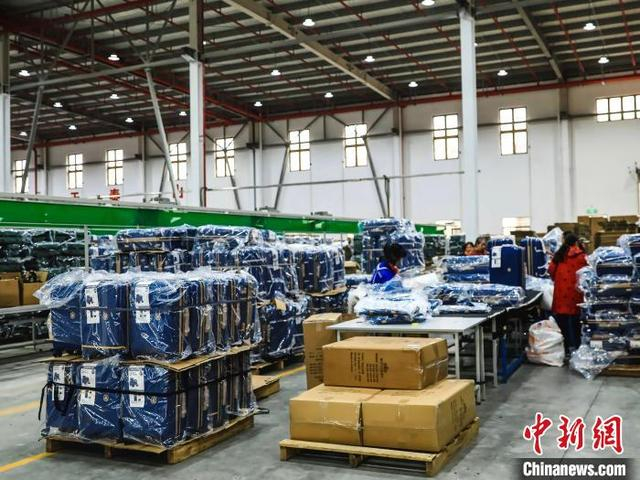 湖南享同实业有限公司生产车间，赶制的一批批箱包订单。 付俊华 摄