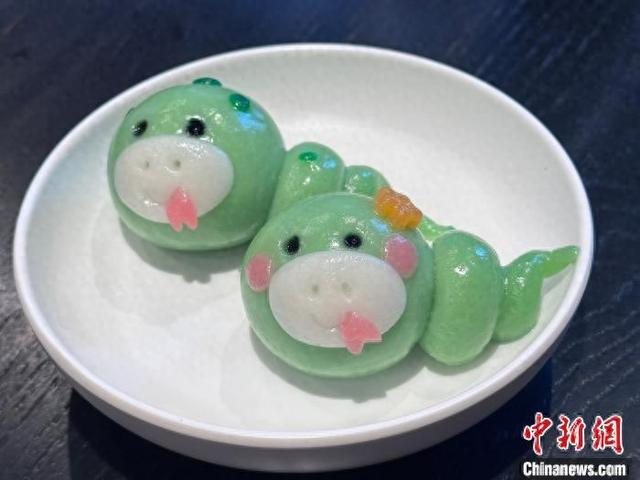 上海豫园宁波汤团店蛇年生肖汤团。杨海燕 摄