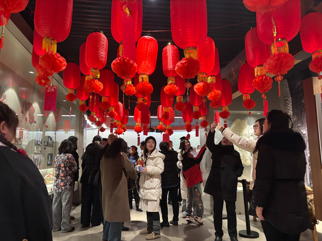 在呼和浩特市赛罕区北疆印象文化艺术中心，社区居民们猜灯谜，过元宵。记者 刘燕杰 摄
