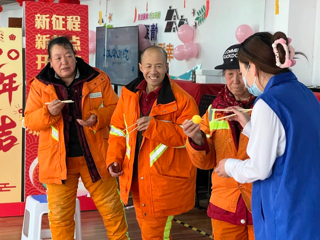在集宁区前进路街道为民社区，环卫工人们参与元宵节游戏。图片来源：集宁区新时代文明实践中心