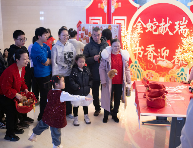 在内蒙古图书馆，小朋友们正在参与元宵主题活动中的游戏。记者 怀特乌勒斯 摄