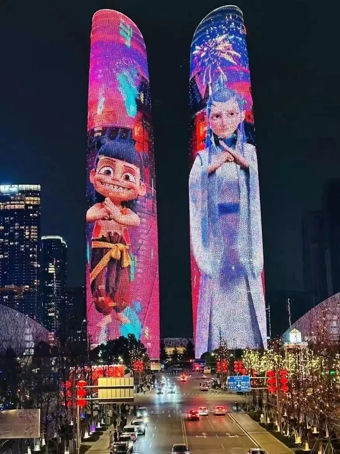 哪吒和敖丙的巨型海报亮相成都双子塔为市民送上新春祝福。成都高新区供图