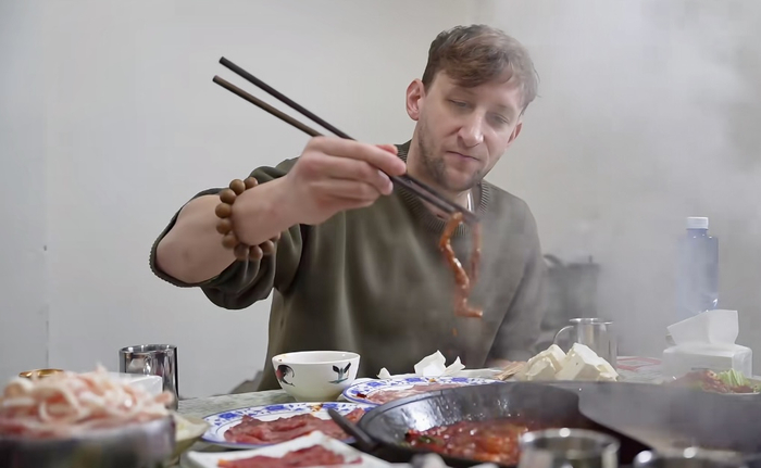 埃文·凯尔在天津的一家火锅店尝试麻辣火锅。视频截图