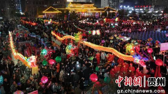 航拍贵州台江“苗族舞龙嘘花”非遗大典。邰光政 摄