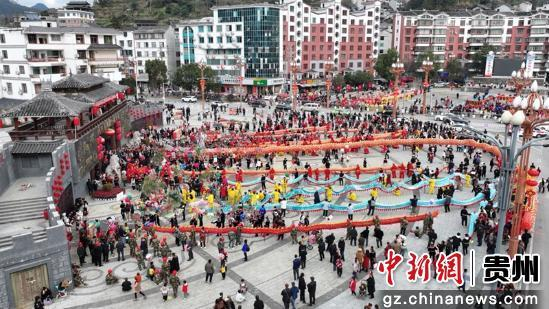 非遗祥龙齐聚台江县民族团结广场。邰光政 摄