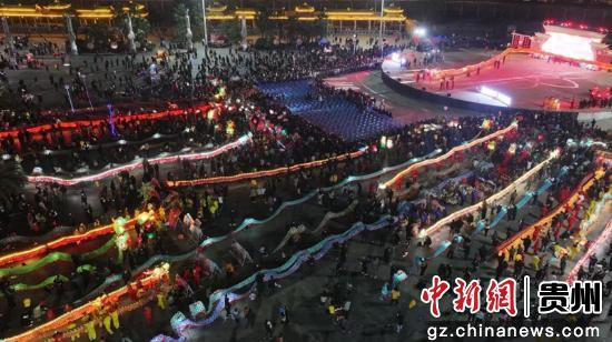 航拍贵州台江“苗族舞龙嘘花”非遗大典。邰光政 摄