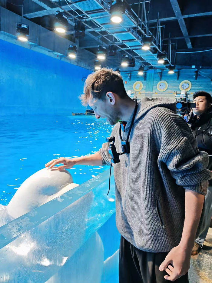 埃文·凯尔在天津海洋馆。受访者供图