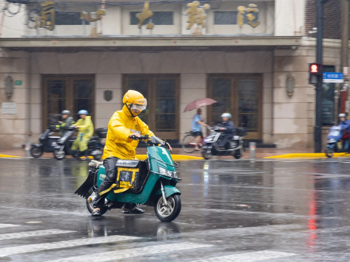 外卖员风雨无阻送餐 王翔 摄