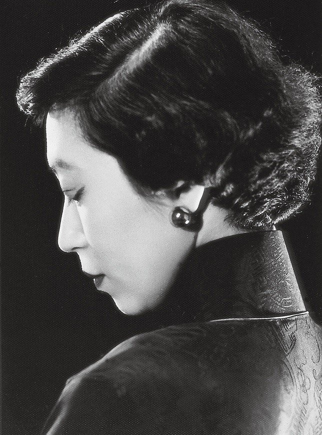 1955年，张爱玲将前往美国，这是离开香港前的留影。