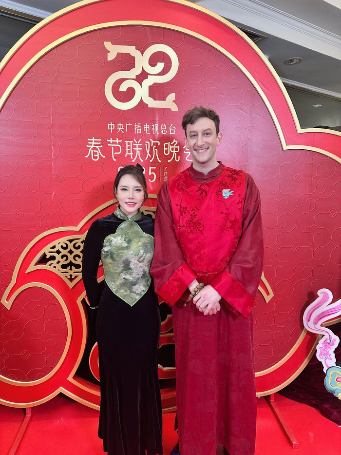  埃文·凯尔（右）和他的经纪人Max在2025年中央广播电视总台春节联欢晚会现场。受访者供图