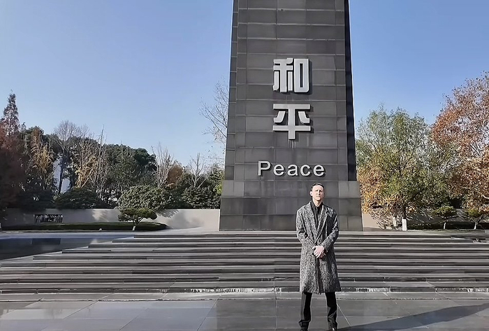  埃文·凯尔在侵华日军南京大屠杀遇难同胞纪念馆。视频截图