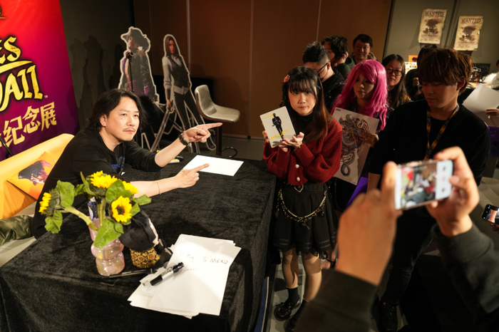 阪本宽之在现场和玩家签名留影