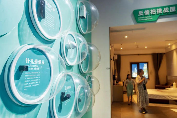 河南郑州网络安全科技馆内的“反偷拍挑战屋”，人们在模拟的酒店内寻找针孔摄像头。图/视觉中国