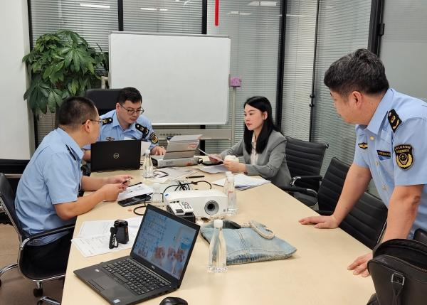 浙江省市场监管部门正在企业开展执法检查。