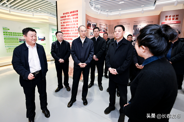 2月12日，省委书记黄强，省委副书记、省长胡玉亭到中国科学院东北地理与农业生态研究所调研，与一线科研人员亲切交流。
