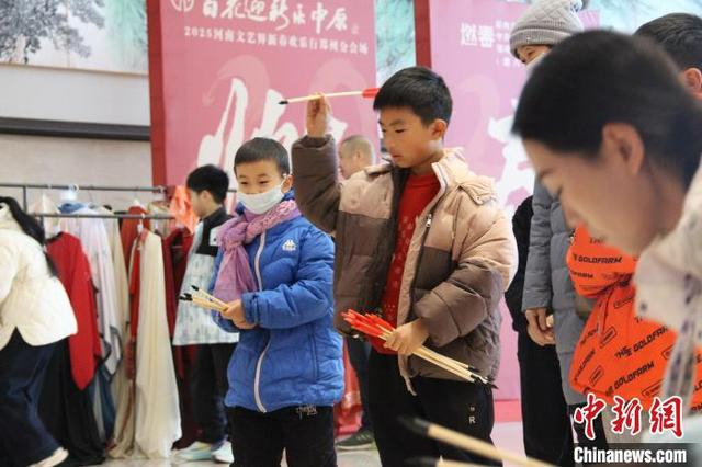 元宵节当日，小朋友在郑州商代都城遗址博物院参加投壶游戏。郑州市文物局 供图