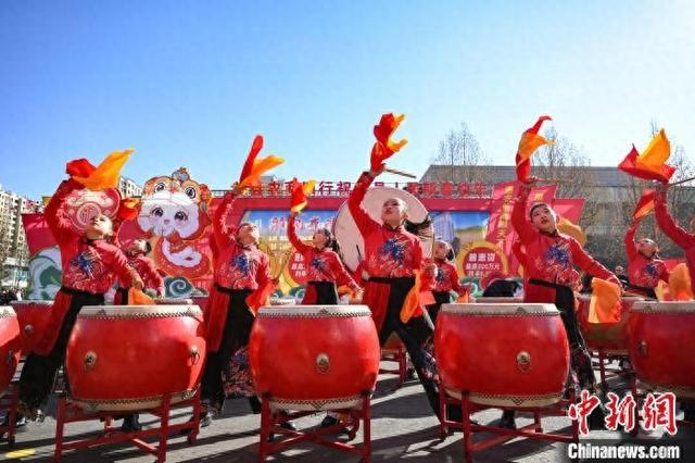 师生们组成的锣鼓、戏曲和腰鼓三个表演方阵拉开社火展演的序幕。 张钰佳 摄
