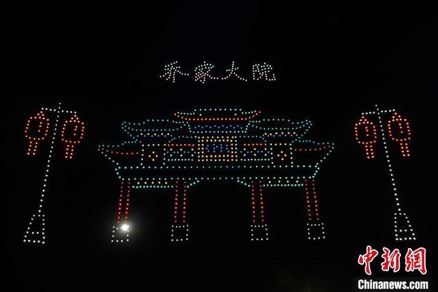 千架无人机编织的“飞龙盘旋”灯光秀。 张钰佳 摄