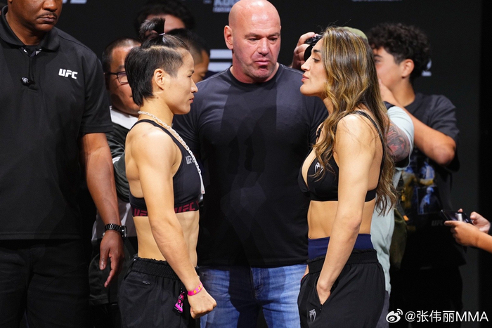 赛前张伟丽与对手。图源张伟丽微博