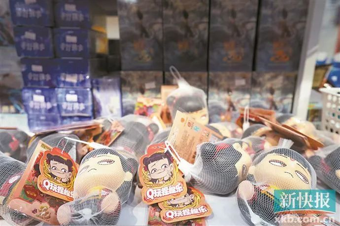 电影官方联名收藏卡及系列周边，掀起了一股全民收藏热潮。