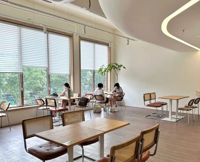 ▲百子湾的咖啡厅，是自由职业者的办公室/图源：椰塔塔‍‍‍