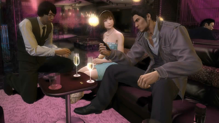 就算去夜店也是神情严肃，有如视察