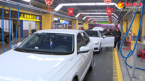　　2月12日，在车61洗车工场银川路店，多辆汽车同时在洗车隧道进行清洁。记者牟敏摄